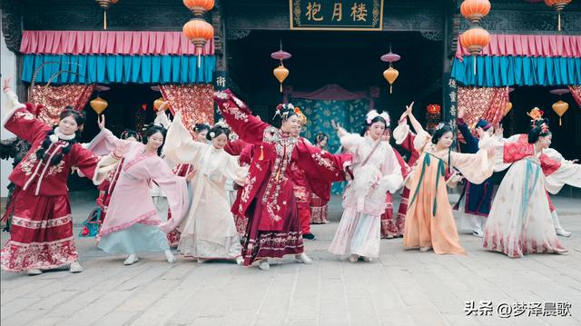 湖北：祥云湾庆典燃爆文旅圈 三喜临门夜 千人天灯点亮浪漫星河‌