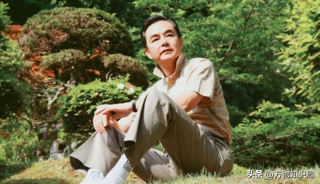 “外交男神”王毅年轻旧照，与妻子罕见同框，岳父曾是周总理秘书