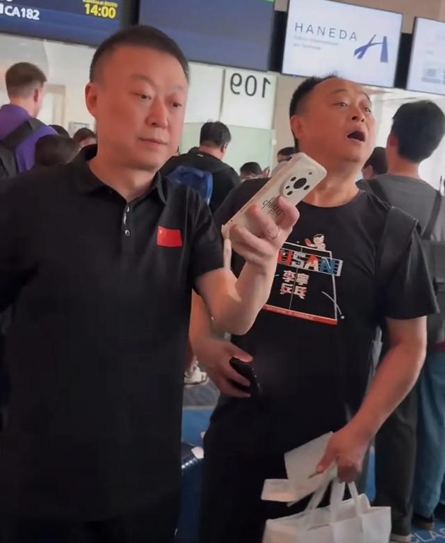 国乒日本返程北京，马琳一路最忙，请王楚钦签名，喊孙颖莎登机！