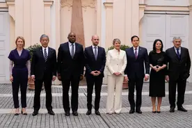 慕尼黑外长峰会合影！加拿大女外长白衣减龄，德国女外长黑裙美翻图片