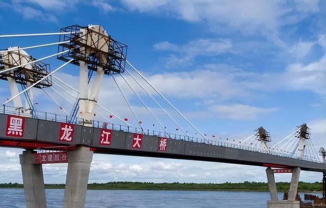 俄总理视察中俄边境，看着对岸中国，当场下达一条“死命令”！