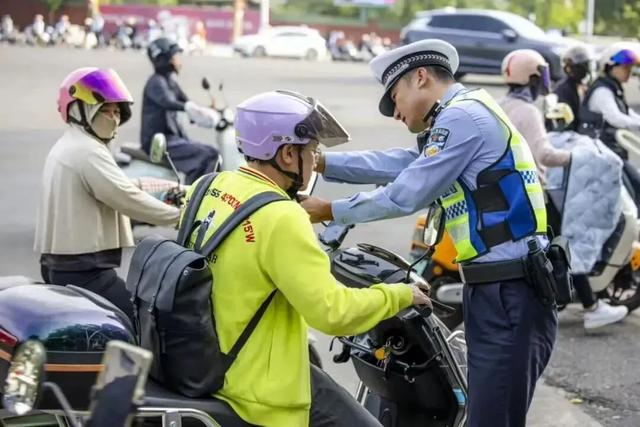 12月1日起	，电动车又有新消息了，二轮、三轮	、四轮车都在内