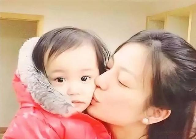 赵薇母女现身北京机场，15岁女儿一头黄毛	，穿搭比50岁妈妈还成熟