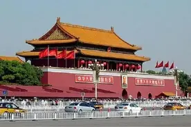 天安门城楼上先后挂过12个人的画像，奇怪的是，有人只挂了一天图片