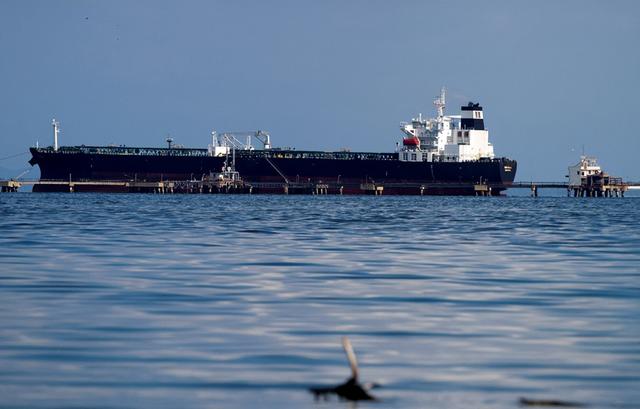 特朗普演都不演了！美军第2次突袭超级油轮，硬抢中国180万桶原油