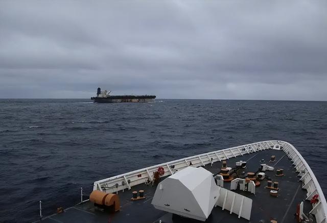 沉寂24小时后	，特朗普乖乖放人了，中国军舰出动，传递了哪些信号