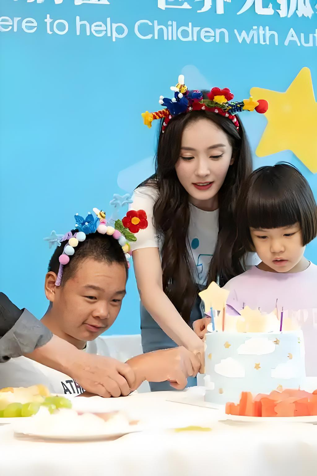 杨幂baby旧照曝光！万万没想到，女明星私下里陪大佬吃饭都是素颜