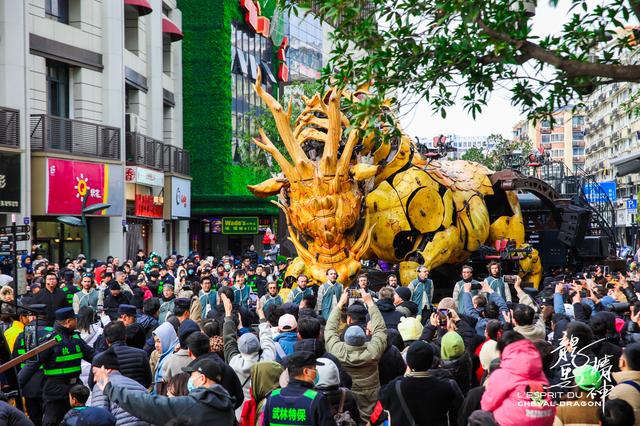 “龙马精神”杭州巡演50吨福兽引亚运之城万人空巷