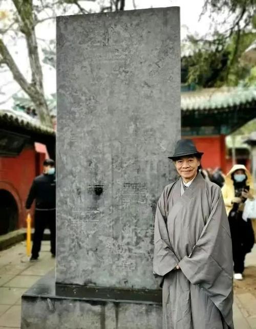 拔萝卜带泥!释永信倒台后，最惨的不是女明星，而是捐了46亿的他