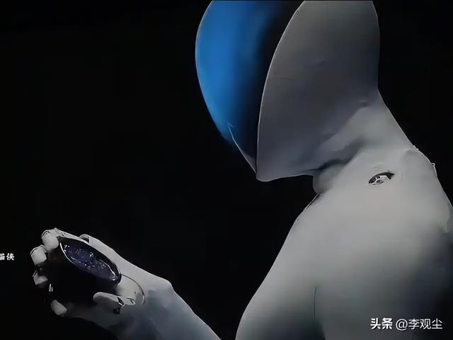 机器人里藏真人？小鹏现场“扒皮”澄清，女性设计引“擦边”争议