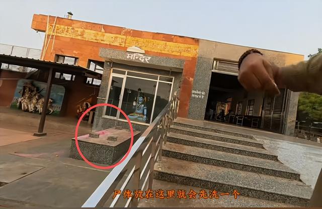 东北小伙闯印度，窜稀5天，参观火葬场发现骨灰撒恒河，恶心坏了