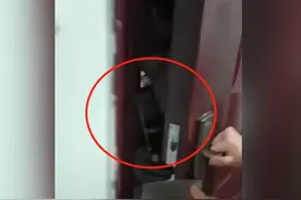 “我天天来！你跑不掉的！”外卖员因被投诉，持刀踹顾客房门……警方回应图片