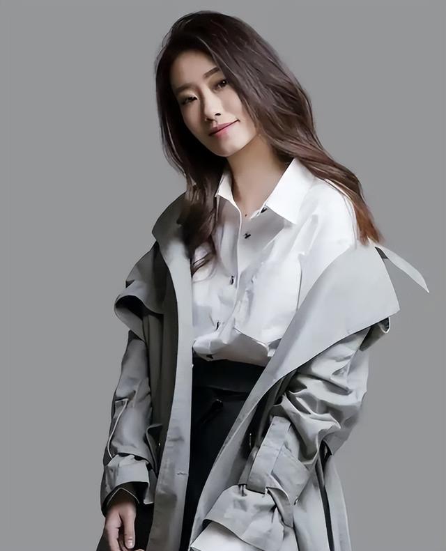 活动现场堪称混乱，杨幂刘亦菲表现截然不同，一人抢C位受到反噬