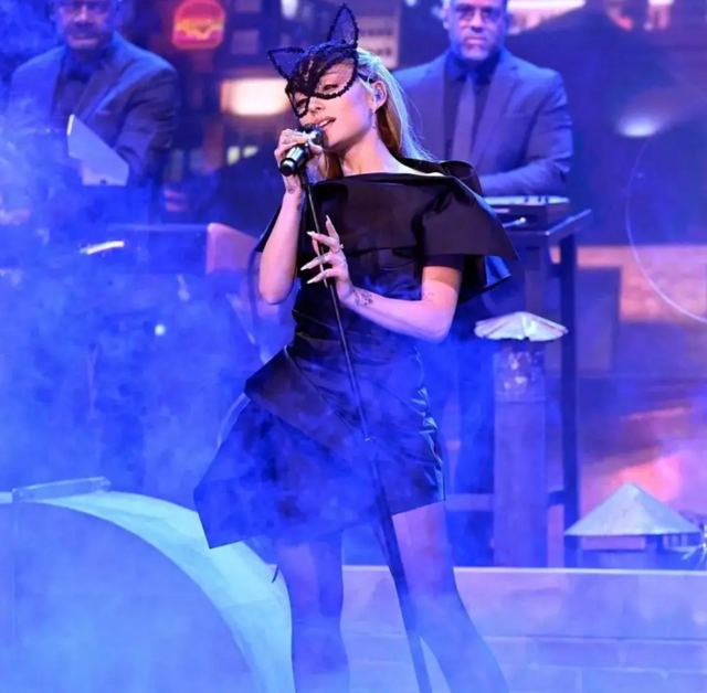 告别角色！Ariana换深棕发，感情争议不断，续集有望再创佳绩？