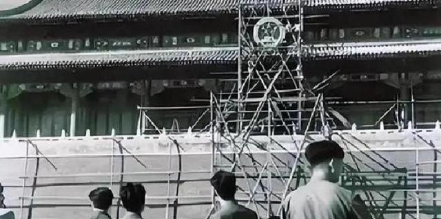 1969年，天安门秘密拆除后重建，拆除时发现数枚炮弹和一个小木盒