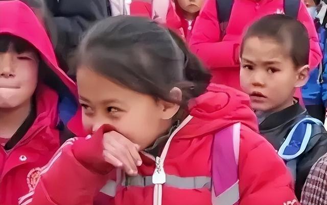 没钱还硬装？宁夏一笑成名拒绝百万签约的小女孩	，现在成了这样