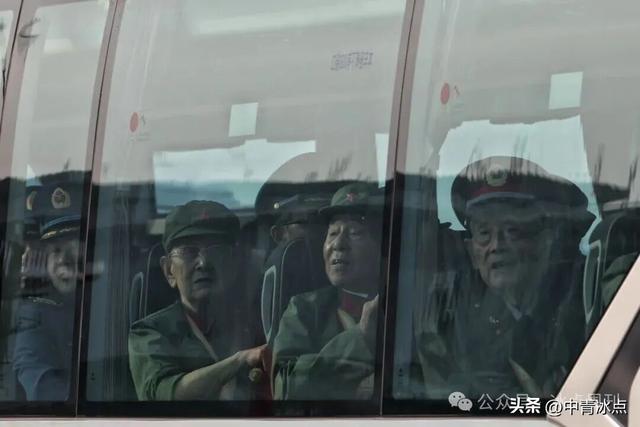 中青报直击九三阅兵：42张摄影作品，见证场内场外