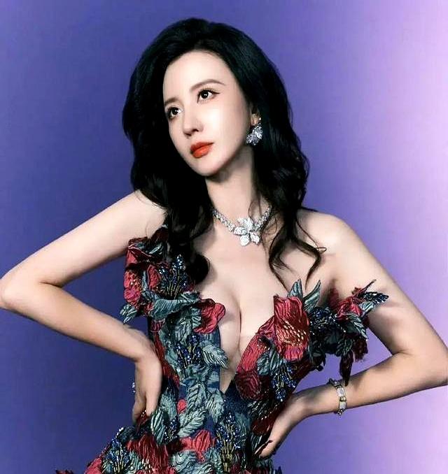 张萌、好奶好圆好嫩，堪称“人间尤物”这腰臀比	，谁能顶得住？