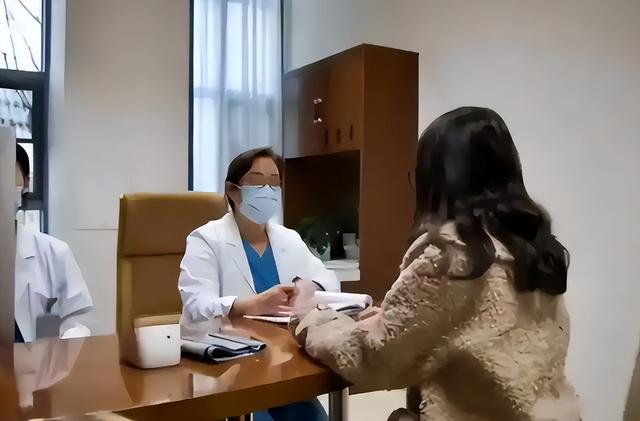 战友卷走我50万	，7年后我去注销卡，工作人员说有一笔转账附言