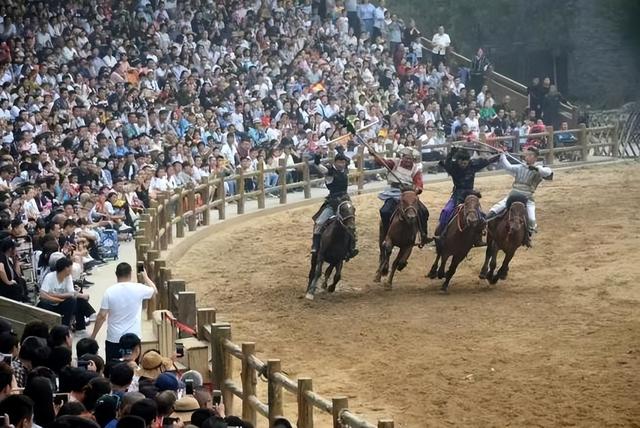 花大价钱建的“古镇”越来越凉，迪士尼排队7小时，什么信号？