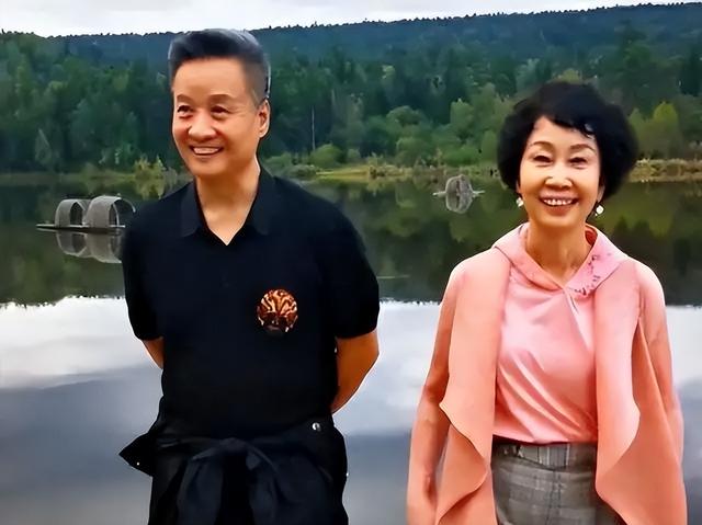 父亲是前外交部部长，妻子是阎维文女儿，他却靠自己实现“王炸”