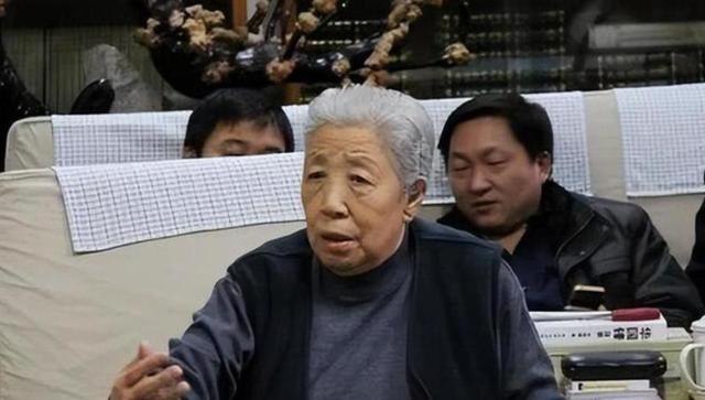 她不满15岁就入党，丈夫官至正国级，至今健在低调无人识