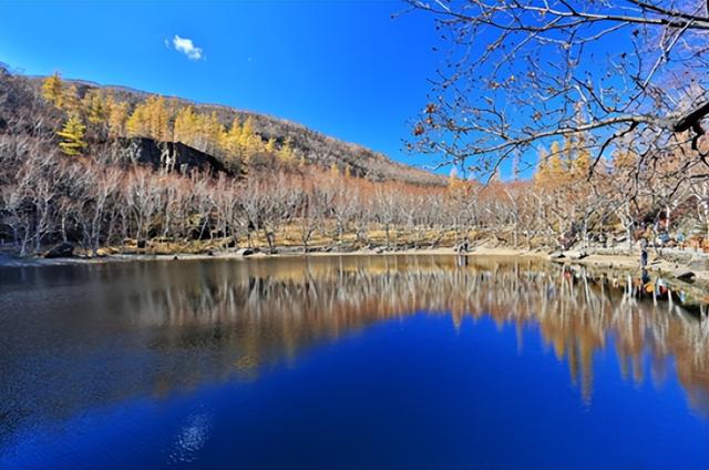 朝鲜人可以在长白山天池游泳，为何中国人却连护栏都不能靠近？