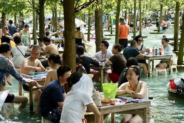 8000人齐聚黄龙溪，泼水大战爽翻夏日！