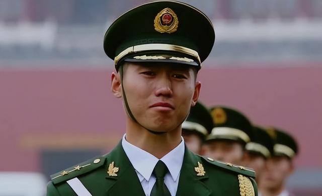 天安门最帅升旗手张自轩转业后，现状十分罕见，如今他后悔了吗？