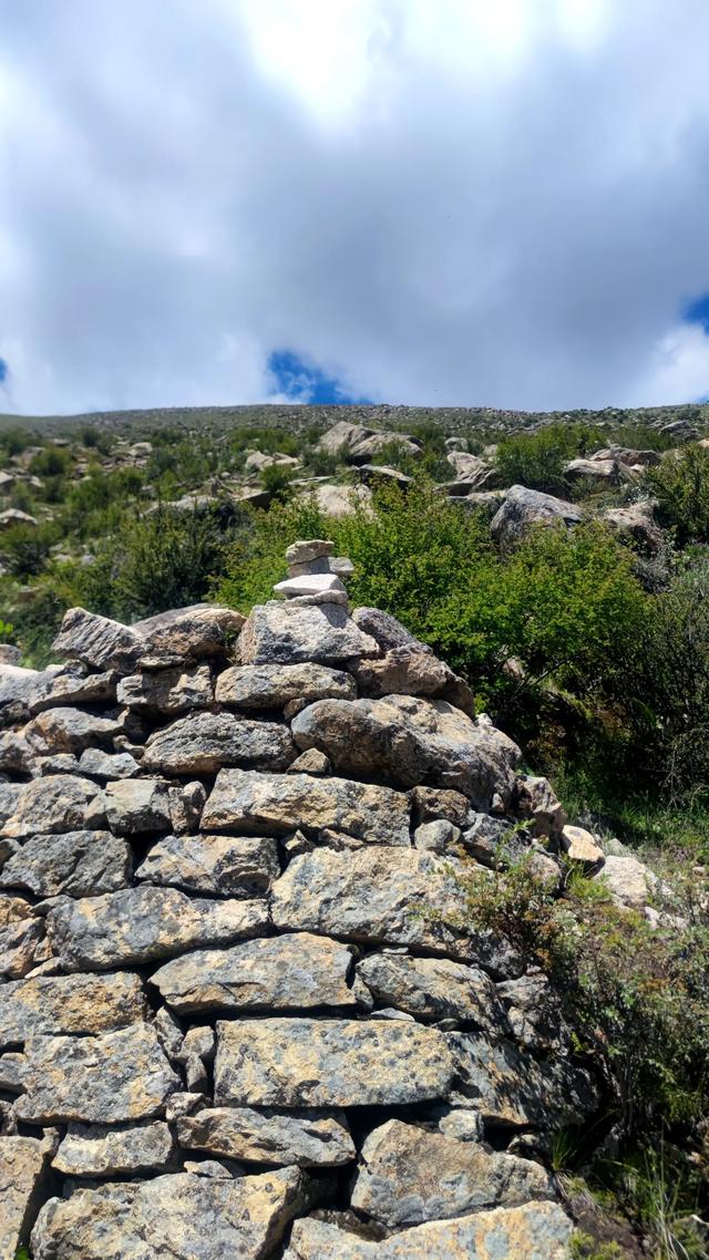 爬拉萨哲蚌寺后山,从海拔3600米到山顶5300米,上下20公里
