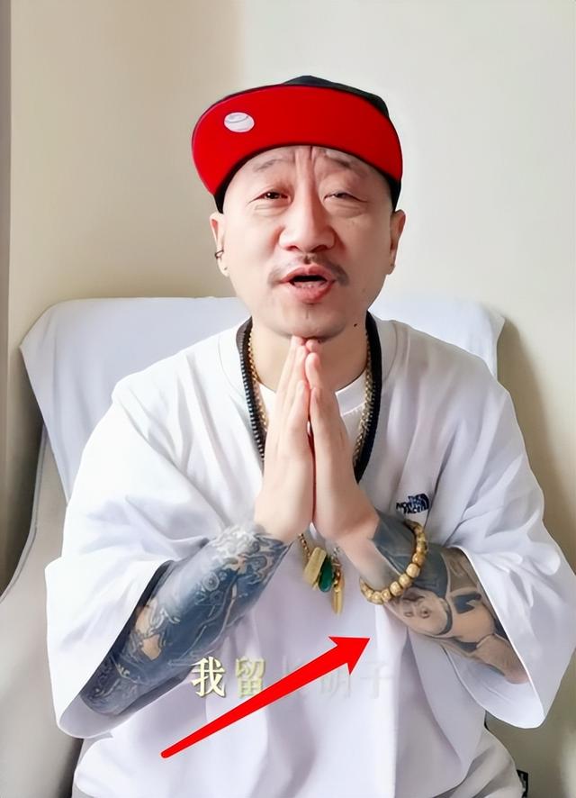 李保田54岁儿子中年叛逆	，纹花臂打耳钉戴佛珠，回应：父在不留须