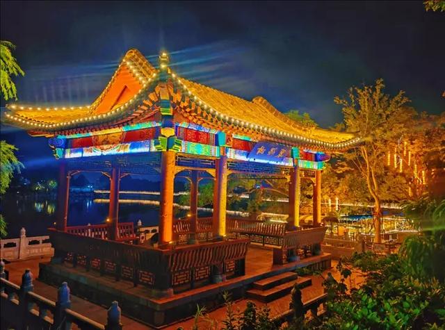 虎山公园夜游渐火 光影交织引客来