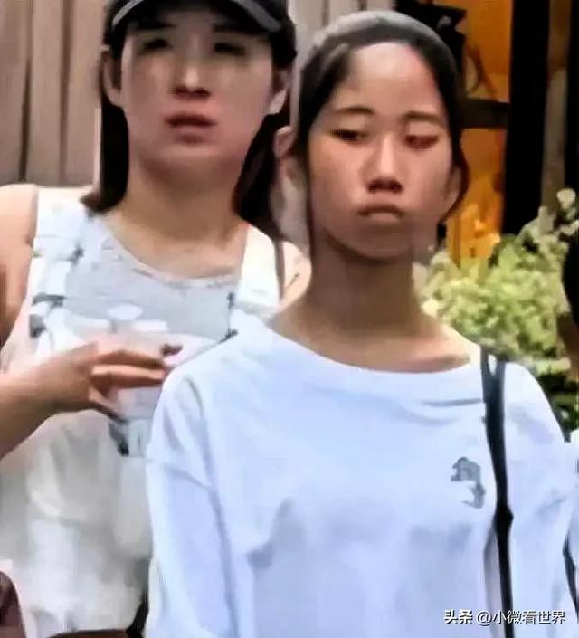 黄奕母女现身日本!12岁黄芊玲又丑又凶皮肤黝黑,怒视路人眼神凶狠