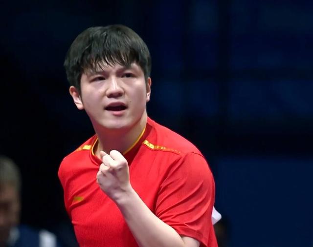 北京男团夺冠后，王楚钦又出“洋相”了，他的这一举动逗笑了球迷