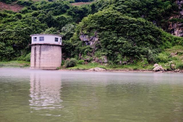 鸭绿江羊鱼石漂流景区，体验全国唯一界江漂流，两国风情尽收眼底