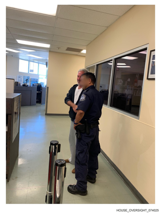 爱泼斯坦案68张新照片公布：包含相关知名男性影像、大量涂黑信息的女性护照照片