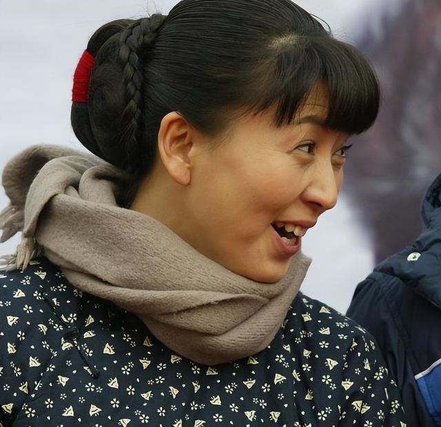 闫学晶风波再升级！一人被行拘，婚变丑闻被扒，贤妻人设彻底崩塌