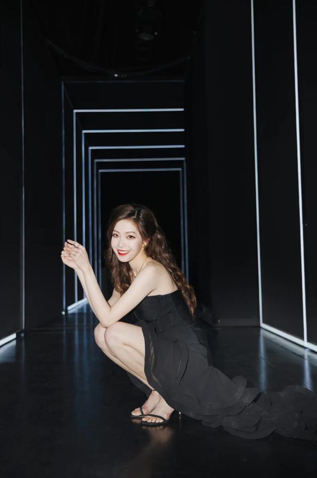 美女主持人，希然的美脚