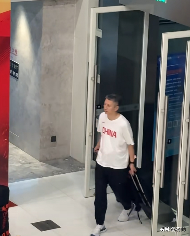 中国男篮抵达杭州，CCTV5明晚直播比赛！郭士强带队，赵睿是队长
