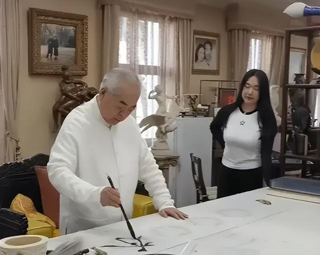 和朋友妻子偷情10年，北京庄园让给继子，难怪范曾亲女儿撕破脸