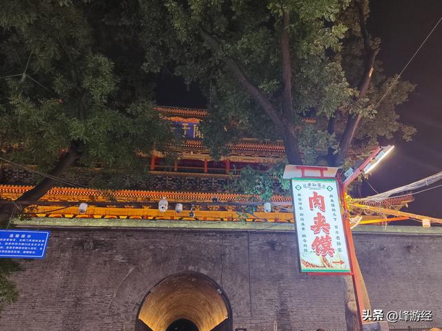 夜逛钟鼓楼，感受十三朝古都的人间烟火，不愧为大唐不夜城