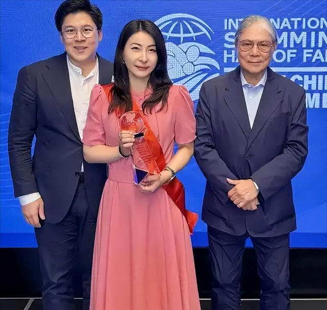 霍震霆没想到，44岁儿媳郭晶晶再次官宣喜讯，让整个阔太圈沉默了