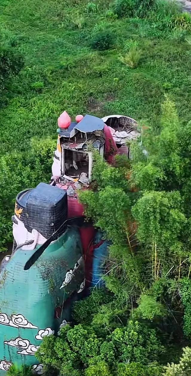 东莞的大山里隐藏了一处雕像设计的酒店,现状杂草丛生、倍感凄凉