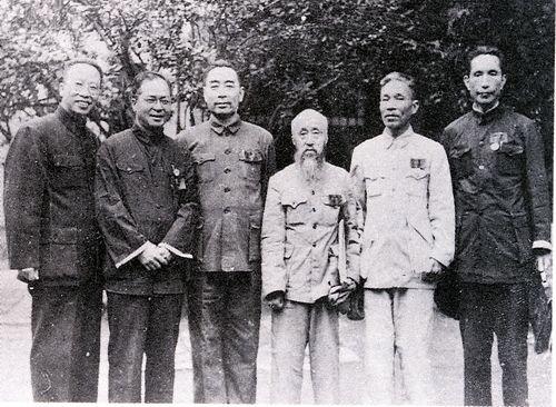蒋介石为何不敢动周恩来？日记揭秘：动他，整个嫡系都得反！