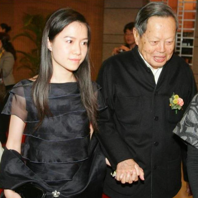 没想到，杨振宁去世后	，49岁妻子翁帆，竟因一个动作实现口碑暴涨