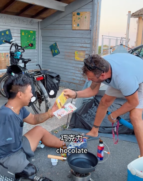 独腿骑行博主到法国小镇，意外被外国人疯狂投喂，感动的说不出话