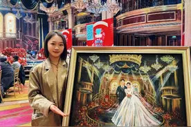 “五一”婚礼季爆火新职业！山东95后婚礼现场绘画师称：月入高达四五万元，订单已排到明年图片