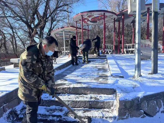 不畏严寒！千山风景名胜区连夜奋战保畅通