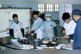80年代国营大饭店一张菜谱，你当年的收入是多少，能不能消费的起图片