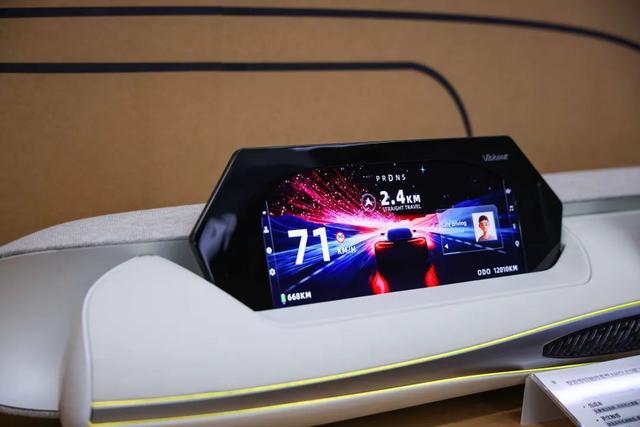 AI上显示| 维信诺以“2+3+4”全矩阵亮相DIC 2025